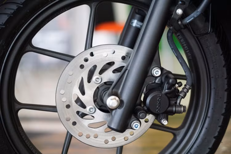 Bánh xe cỡ 14 inch với lốp trước 80/90 và 90/90 phía sau, Honda Genio 2019 mới sử dụng phanh đĩa thủy lực duy nhất ở phía trước và phanh tang trống cổ điển ở phía sau, cùng với đó là bộ phuộc ống lồng trước kích thước nhỏ và lò xo trụ đơn ở phía sau.