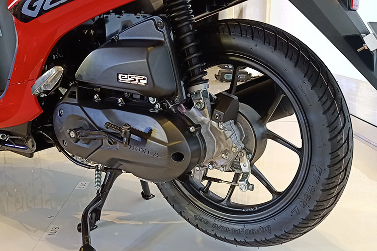 Khối động cơ của mẫu xe ga cỡ nhỏ này cho công suất 8.8 mã lực tại 7.500 vòng/phút và mô-men xoắn 9,3 Nm tại 5.500 vòng/phút. Hiệu quả nhiên liệu của xe càng được cải thiện hơn nữa khi sử dụng bộ khởi động ACG của Honda hiện đang được sử dụng khá phổ biến hiện nay.