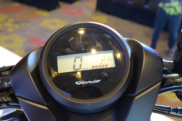 Mặt đồng hồ của xe là màn hình kỹ thuật số hiển thị các thông tin như vận tốc, lượng xăng và khả năng tiết kiệm nhiên liệu. Đáng tiếc là xe vẫn sử dụng khóa từ, chưa được trang bị hệ thống khóa thông minh Smart Key.