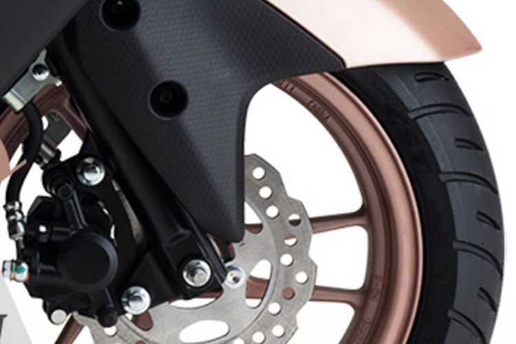 Hệ thống treo của Yamaha Avenue 125 gồm cặp phuộc ống lồng ở trước và giảm xóc lò xo trụ đơn đặt lệch một bên. Xe sử dụng bộ vành đúc 12 inch với phanh đĩa trước và phanh tang trống phía sau.