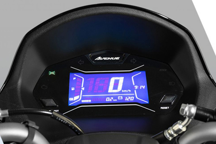 Đồng hồ của xe là màn hình LCD kỹ thuật số đơn sắc với độ tương phản cao, thể hiện rõ ràng các thông tin như vận tốc, lượng xăng, thời gian và hành trình. Xe được trang bị kính núp gió tối mầu, các nút bấm đơn giản.