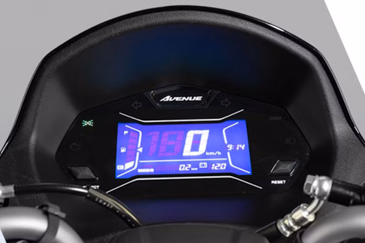 Đồng hồ của xe là màn hình LCD kỹ thuật số đơn sắc với độ tương phản cao, thể hiện rõ ràng các thông tin như vận tốc, lượng xăng, thời gian và hành trình. Xe được trang bị kính núp gió tối mầu, các nút bấm đơn giản.