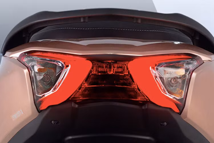 Ở đuôi xe, Avenue 125 có thiết kế bầu bĩnh, sàn để xe rộng, yên xe một mảnh nhưng được chia làm hai phần rõ rệt cho người lái và hành khách phía sau. Ngay sau yên là tay dắt giúp việc dắt và quay xe thêm dễ dàng.