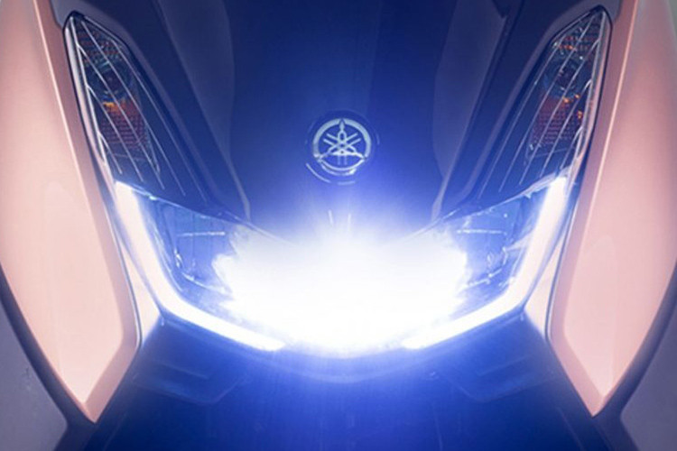 Về mặt trang bị, mẫu xe tay Yamaha Avenue 125 tại Trung Quốc được trang bị hệ thống đèn pha và đèn định vị LED, cụm đèn hậu của xe tích hợp đèn xinhan sau, tạo hình khá ấn tượng.