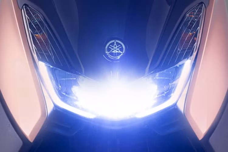 Về mặt trang bị, mẫu xe tay Yamaha Avenue 125 tại Trung Quốc được trang bị hệ thống đèn pha và đèn định vị LED, cụm đèn hậu của xe tích hợp đèn xinhan sau, tạo hình khá ấn tượng.