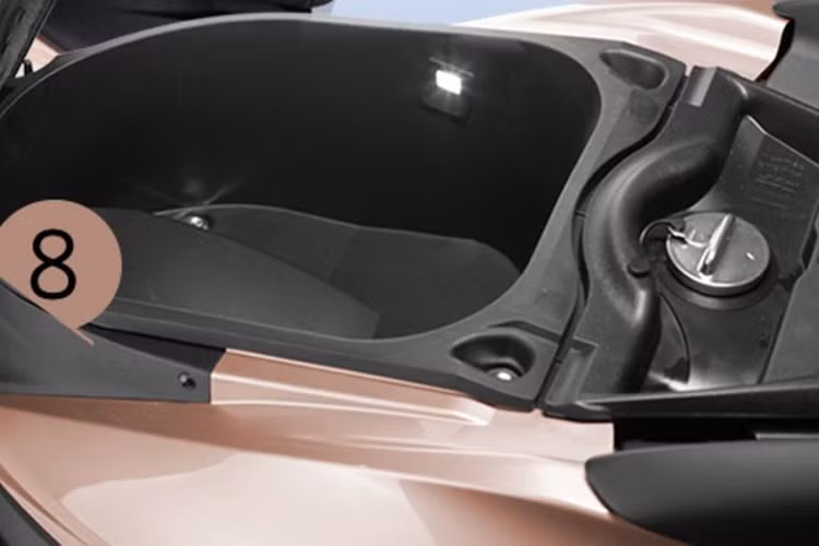 Tiện ích đáng chú ý trên xe bao gồm hộc để đồ ở dưới yên có thể đựng được 1 mũ bảo hiểm full-face và cổng sạc USB. Một điểm đáng chú ý là Yamaha Avenue 125 có trọng lượng siêu nhẹ, chỉ 99 kg.