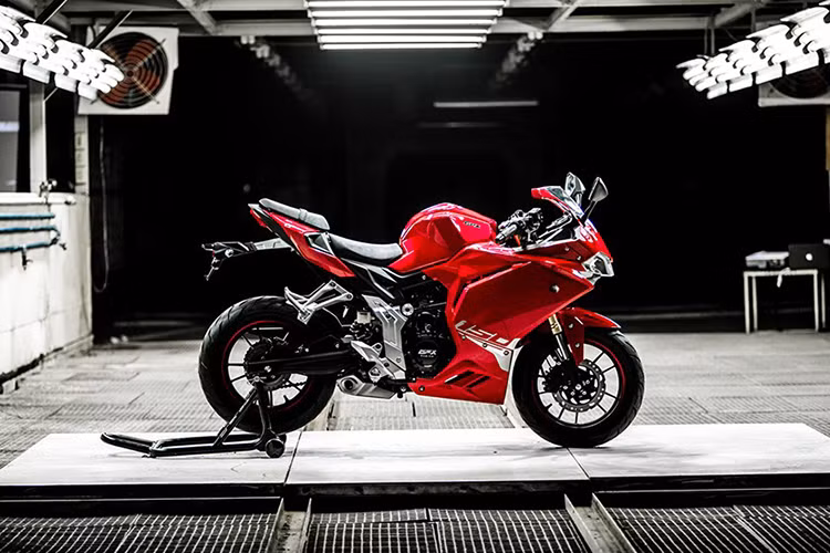 GPX Racing vừa tung ra phiên bản Demon 150RG mang phong cách siêu môtô Panigale tại Bangkok, Thái Lan nhưng vẫn chưa tiết lộ nhiều về chi tiết của mẫu xe máy côn tay thể thao mới này. Giá của GPX Demon 150GR bản 2018 khoảng 63,800 baht (tương đương 44,6 triệu đồng). 