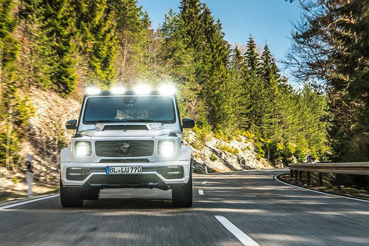 Các chi tiết ngoại thất trên bản độ Mercedes-AMG G63 này được chế tạo từ vật liệu sợi carbon và nhựa PU RIM, không chỉ giúp ngoại hình xe thêm mạnh mẽ mà còn tối ưu luồng không khí khi xe chạy ở tốc độ cao, đặc biệt là cánh gió đuôi và bộ khuếch tán phía sau.