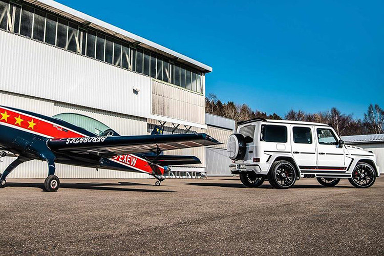 Ngoài ra, hãng độ xe đình đám LUMMA Design còn mở rộng vòm bánh xe thêm 40mm đi kèm với bộ mâm hợp kim cao cấp 24 inch CLR RS với bộ lốp hiệu suất cao 295/30 R24 trước và 355/25 R24 sau.