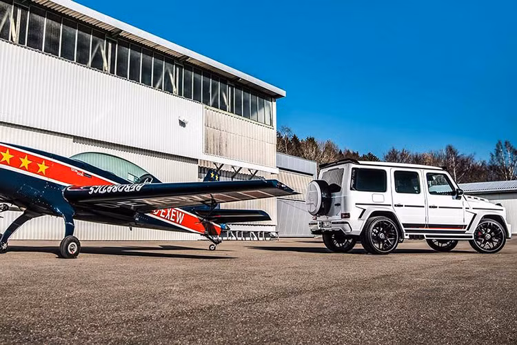 Ngoài ra, hãng độ xe đình đám LUMMA Design còn mở rộng vòm bánh xe thêm 40mm đi kèm với bộ mâm hợp kim cao cấp 24 inch CLR RS với bộ lốp hiệu suất cao 295/30 R24 trước và 355/25 R24 sau.