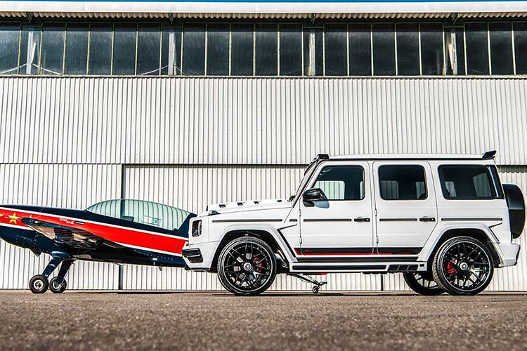 Trên mui xe phía trước còn được lắp thêm dải 04 đèn pha trợ sáng, đèn chạy ban ngày, lưới tản nhiệt mới và khe thoát gió trên nắp capo. Đặc biệt, điểm gây ấn tượng của dự án CLR G770 lần này đó chính là: hệ thống 4 ống xả đặc trưng của dòng G-Class nhà Mercedes-Benz đã được LUMMA Design thay thế thành 6 miệng ống xả đặc biệt, được tích hợp hài hoà ngay trong bệ bước bên hông xe.