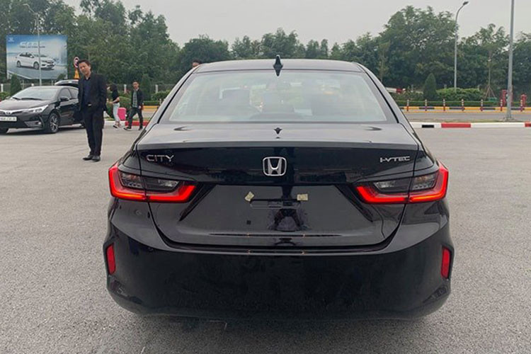 Ở phiên bản này, Honda trang bị cho City những tính năng an toàn cơ bản bao gồm: hệ thống chống bó cứng phanh, hỗ trợ lực phanh điện tử, hỗ trợ phanh khẩn cấp, hệ thống cân bằng điện tử, hệ thống kiểm soát lực kéo, hệ thống hỗ trợ khởi hành ngang dốc và 4 túi khí.