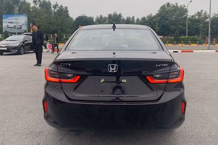 Ở phiên bản này, Honda trang bị cho City những tính năng an toàn cơ bản bao gồm: hệ thống chống bó cứng phanh, hỗ trợ lực phanh điện tử, hỗ trợ phanh khẩn cấp, hệ thống cân bằng điện tử, hệ thống kiểm soát lực kéo, hệ thống hỗ trợ khởi hành ngang dốc và 4 túi khí.