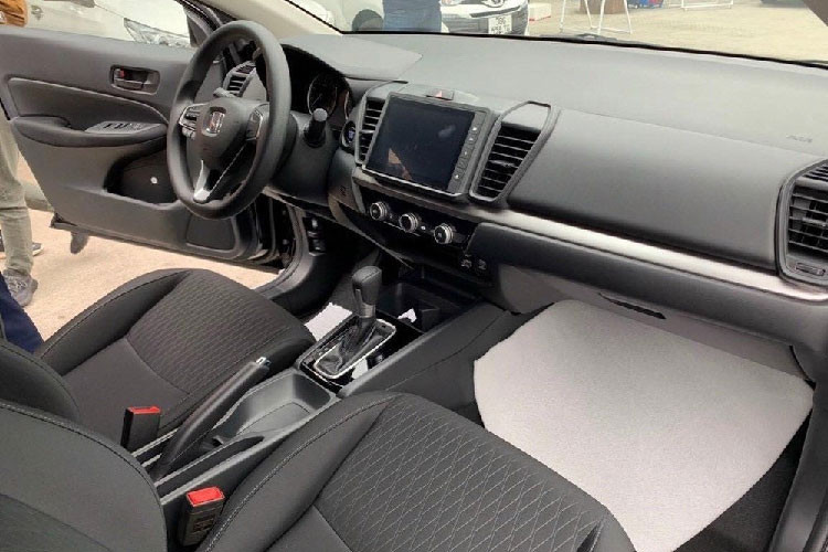 Bên cạnh đó, mẫu xe này không dùng chìa khóa cơ mà vẫn được trang bị nút bấm khởi động, hai chế độ lái, nhưng không có tính năng ga tự động cũng như lẫy chuyển số sau vô-lăng, điều hòa là dạng chỉnh cơ 1 vùng. Theo một số nguồn tin, phiên bản này sẽ không có cửa gió điều hòa phía sau, trang bị đáng giá nhưng đã bị cắt để có mức giá hợp lý.