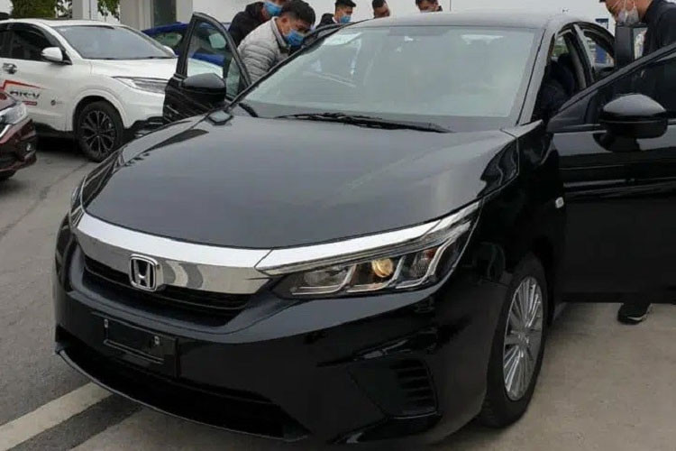 Về ngoại hình, Honda City giá rẻ sở hữu ngoại hình đôi chút khác biệt với bản RS bởi mặt ca-lăng được bọc kim loại sáng màu thay vì sơn đen. Trong khi đó, cụm đèn pha/cos của xe dạng Halogen Projector và xe không được trang bị đèn sương mù như phiên bản cao cấp nhất.
