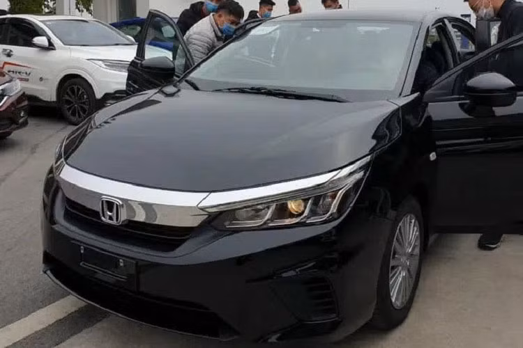 Về ngoại hình, Honda City giá rẻ sở hữu ngoại hình đôi chút khác biệt với bản RS bởi mặt ca-lăng được bọc kim loại sáng màu thay vì sơn đen. Trong khi đó, cụm đèn pha/cos của xe dạng Halogen Projector và xe không được trang bị đèn sương mù như phiên bản cao cấp nhất.