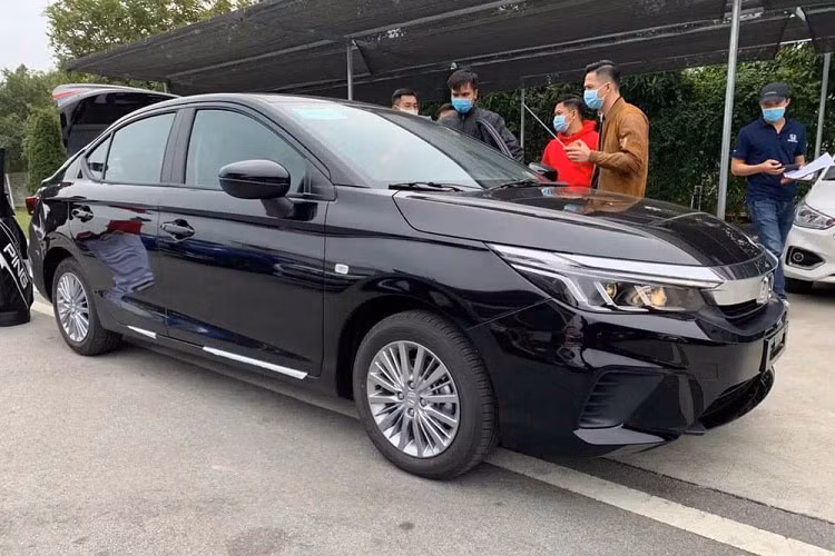 Trước đây, đã từng có thông tin Honda City E sẽ ra mắt Việt Nam từ cuối năm 2020 bởi thông số của xe đã được Cục Đăng kiểm Việt Nam cập nhật trên trang chủ. Tuy nhiên, phiên bản này đã không xuất hiện cùng lúc với bản G, L, RS mà phải đến tận bây giờ, đại lý mới nhận đặt cọc và dự kiến giao xe trong cuối tháng 4/2021.