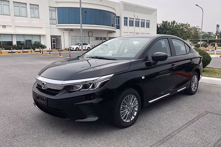 Cũng như các phiên bản cao cấp, Honda City E 2021 sử dụng động cơ 1.5 lít hút khí tự nhiên cho công suất tôi đa 119 mã lực và mô-men xoắn 145 Nm. Cỗ máy trên kết hợp hộp số tự động vô cấp CVT và hệ dẫn động cầu trước.