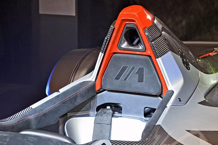 Siêu xe thể thao Mono của BAC được thiết kế với phong cách như những chiếc xe đua F1 với thân xe làm bằng sợi carbon siêu nhẹ. được chế tác bởi 2 kỹ sư Anh Quốc đầy lão luyện.