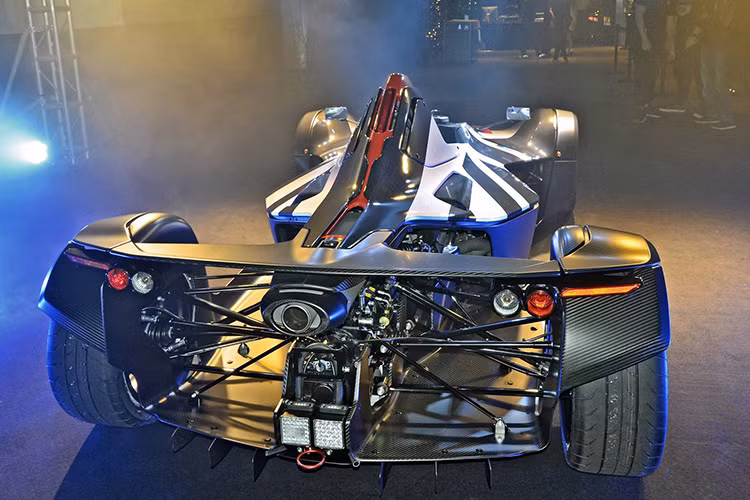 Phần đuôi xe có lẽ ấn tượng nhất là ống xả đơn có chụp carbon chễm chệ ngay chính giữa phía trên biển số. Bên cạnh đó phần đuôi sau cũng được gia cố bằng loạt khung với vật liệu siêu nhẹ.