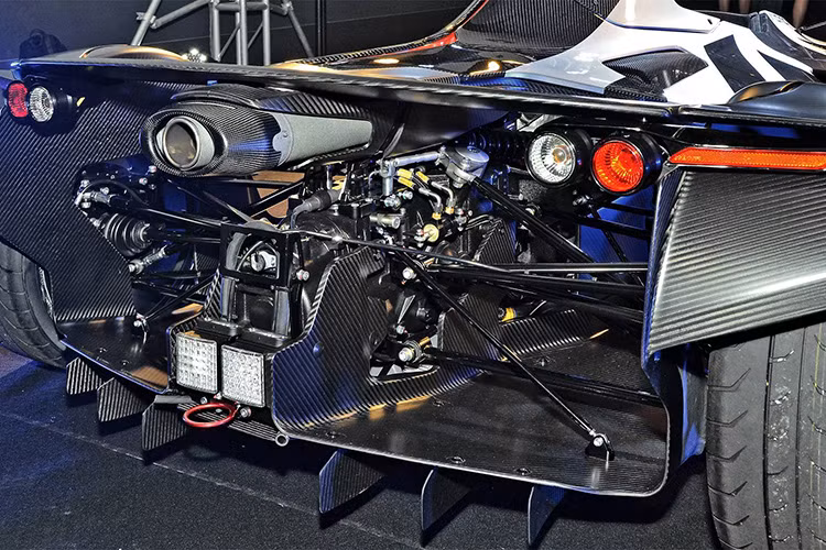 Mono sử dụng vật liệu siêu nhẹ nên trọng lượng chỉ vỏn vẹn 540 kg, động cơ Cosworth 2.3 lít có công suất chỉ 280 mã lực nhưng có khả năng bứt tốc ngang ngửa Bugatti Veyron Super Sport.