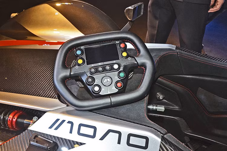 Xe sử dụng hộp số 6 cấp Hewland cùng vi sai chống trượt cho tốc độ tối đa gần 275 km/h. Ngoài ra hãng xe Anh quốc còn cho biết tỷ lệ sức mạnh trên một tấn trọng lượng của nó còn vượt xa Bugatti với con số 520 mã lực