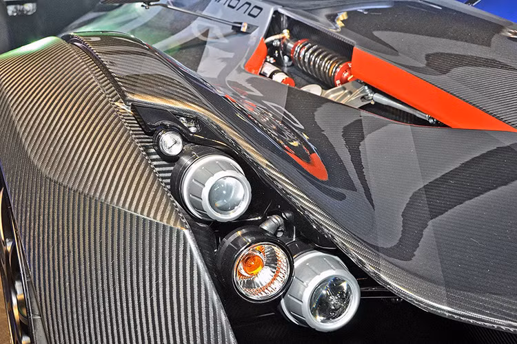Xe sở hữu hệ thống đèn Led cực sáng được trang bị cho siêu xe thể thao Mono khi vận hành trong thời tiết thiếu ánh sáng cũng như đêm tối được đánh giá khá cao.