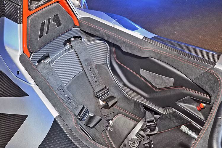 Chiếc siêu xe với 1 chỗ ngồi duy nhất này được thiết kế dựa trên các tiêu chuẩn của xe đua công thức 1 với hốc gió cực sâu cùng hệ thống treo chính xác tới từng bulong.