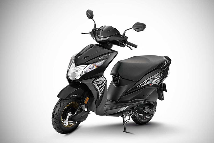 Honda Dio Deluxe 2018 vẫn chưa được trang bị phanh đĩa mà sử dụng phanh tang trống 130mm, tích hợp công nghệ phanh CBS, giúp phân bổ lực phanh ở cả trước và sau. Kết hợp với đó là bộ vành 10 inch nhỏ nhắn được sơn đen tuyền, lốp xe dạng không săm...