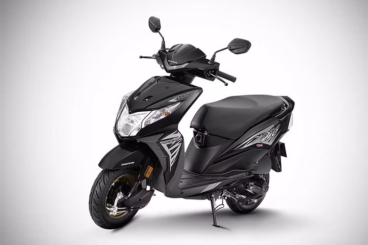Honda Dio Deluxe 2018 vẫn chưa được trang bị phanh đĩa mà sử dụng phanh tang trống 130mm, tích hợp công nghệ phanh CBS, giúp phân bổ lực phanh ở cả trước và sau. Kết hợp với đó là bộ vành 10 inch nhỏ nhắn được sơn đen tuyền, lốp xe dạng không săm...