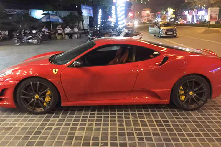 Cạnh tranh trực tiếp với đối thủ "siêu bò" Lamborghini Gallardo Superleggera vào thời điểm ra mắt, Ferrari F430 Scuderia nhẹ hơn 100 kg và mạnh hơn F430 tiêu chuẩn. Vẫn sử dụng động cơ V8, dung tích 4,3 lít nhưng Ferrari F430 Scuderia sở hữu công suất tối đa 503 mã lực và mô-men xoắn cực đại 465 Nm tại vòng tua máy 5.250 vòng/phút.