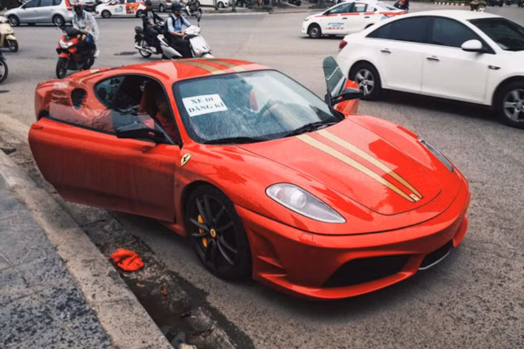 Những thông tin về chiếc siêu xe tiền tỷ Ferrari 430 Scuderia từng thuộc sở hữu của "ông trùm" buôn lậu đường biên Hà Tuấn Dũng hay còn gọi Dũng "mặt sắt" bị tịch thu vào hồi tháng 5/2013 đã bất ngờ tái xuất trên các con phố tại tỉnh Tuyên Quang gần đây gây bất ngờ cho giới chơi xe tại Việt Nam.