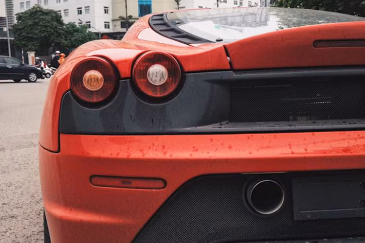 Bên trong khoang lái, siêu xe Ferrari 430 Scuderia có "nội y" màu đỏ kết hợp cùng nhiêu chi tiết được sơn màu đen đối lập. Trên mẫu xe này, hãng xe Ferrari tích hợp hàng loạt tính năng tương tự các mẫu xe đua F1 và còn được tay đua huyền thoại Micheal Schumacher tham gia phát triển cũng như ra mắt.