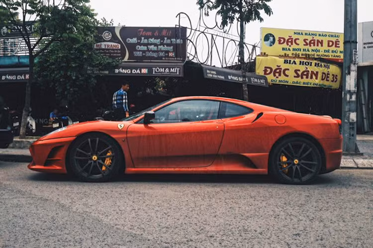 Tuy nhiên, những hình ảnh mới nhất về chiếc Ferrari 430 Scuderia cho thấy "siêu ngựa" có vẻ như sẽ không định cư tại tỉnh Tuyên Quang khi vừa được tiếp tục cho di chuyển lên Thủ Đô Hà Nội. Hiện chưa rõ ai là người sở hữu siêu xe này nhưng với việc "siêu ngựa" độc nhất vô nhị này lăn bánh khiến nhiều người tò mò.. 