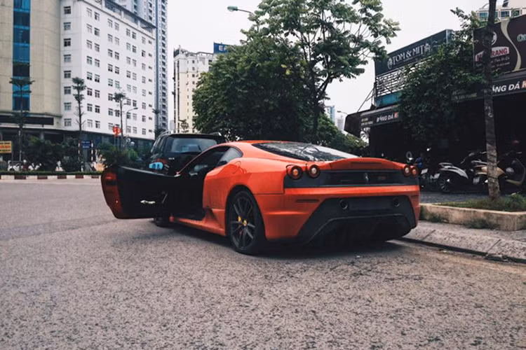 Nhờ đó, siêu xe nặng 1.250 kg có thể tăng tốc từ 0-100 km/h chỉ trong vòng 3,6 giây trước khi đạt vận tốc tối đa 319 km/h. Khi mới có mặt trên thị trường, Ferrari F430 Scuderia có giá khởi điểm khoảng 250.000 USD - còn tại thị trường Việt Nam, siêu xe này chắc chắn phải có giá tiền tỷ.