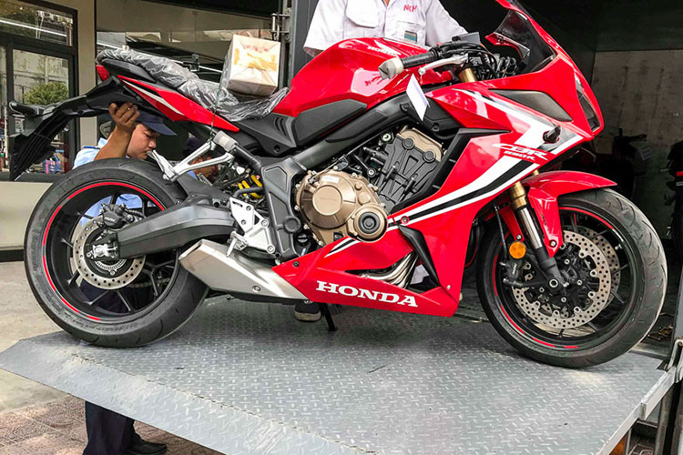 Mẫu xe Honda CBR650R 2019 vừa xuất hiện tại thị trường Việt Nam sở hữu kích thước dài, rộng, cao lần lượt 2.130 x 750 x 1.150 mm. Chiều dài cơ sở xe 1.450 mm, yên xe cao 810 mm. Kích thước và khối lượng của CBR650R nhỉnh hơn so với Kawasaki Ninja 650.