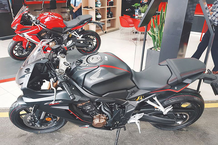 Sportbike của Honda trang bị toàn bộ đèn LED cho hệ thống chiếu sáng và tín hiệu. Đầu xe có những khe gió bao quanh cụm đèn, giúp tăng thêm ổn định cho xe khi vận hành ở tốc độ cao. Cụm đồng hồ điện tử hiển thị tương tự đàn em CBR500R. Trong điều kiện ánh sáng ban ngày cao, màn hình hiển thị không thật sự dễ quan sát.