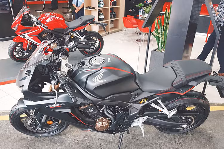 Sportbike của Honda trang bị toàn bộ đèn LED cho hệ thống chiếu sáng và tín hiệu. Đầu xe có những khe gió bao quanh cụm đèn, giúp tăng thêm ổn định cho xe khi vận hành ở tốc độ cao. Cụm đồng hồ điện tử hiển thị tương tự đàn em CBR500R. Trong điều kiện ánh sáng ban ngày cao, màn hình hiển thị không thật sự dễ quan sát.