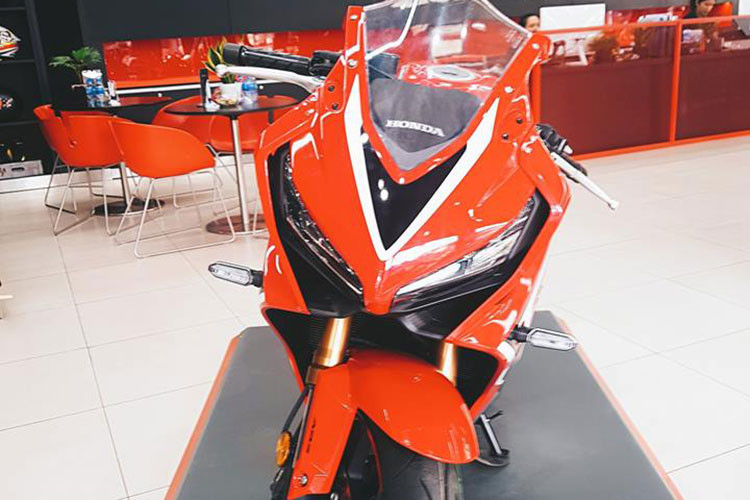 Honda CBR650R mới được trang bị phanh đĩa đôi phía trước, đường kính 310 mm, kẹp phanh 4 piston thuỷ lực. Bộ vành hợp kim đa chấu, kích thước 17 inch, đi cùng lốp không săm 120/70. Sportbike Nhật Bản sử dụng giảm xóc hành trình ngược Showa phía trước, đường kính 41 mm. Xe tích hợp chống bó cứng phanh ABS hai kênh.