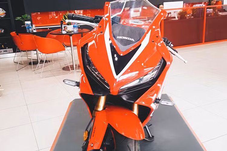 Honda CBR650R mới được trang bị phanh đĩa đôi phía trước, đường kính 310 mm, kẹp phanh 4 piston thuỷ lực. Bộ vành hợp kim đa chấu, kích thước 17 inch, đi cùng lốp không săm 120/70. Sportbike Nhật Bản sử dụng giảm xóc hành trình ngược Showa phía trước, đường kính 41 mm. Xe tích hợp chống bó cứng phanh ABS hai kênh.