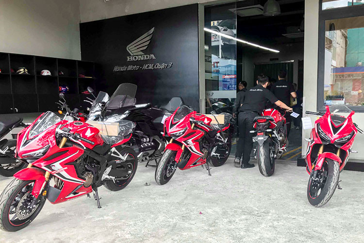 Giá xe Honda CBR650R 2019 bán ra là 254 triệu đồng tại Việt Nam với hai màu đỏ và nhám đồng. Trong khi đó, Kawasaki Ninja 650 hiện bán 228 triệu. Honda cho thấy sự phát triển nhanh chóng ở mảng xe phân khối lớn. Sau khoảng 1 năm, hiện tại hãng đang phân phối 8 loại môtô.