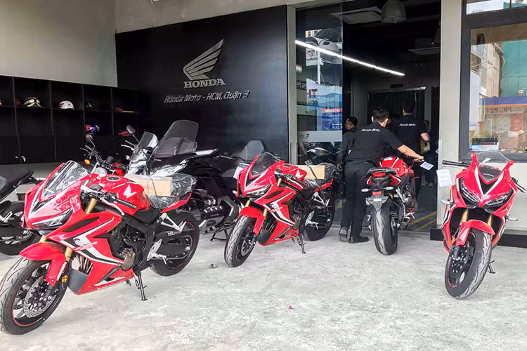 Giá xe Honda CBR650R 2019 bán ra là 254 triệu đồng tại Việt Nam với hai màu đỏ và nhám đồng. Trong khi đó, Kawasaki Ninja 650 hiện bán 228 triệu. Honda cho thấy sự phát triển nhanh chóng ở mảng xe phân khối lớn. Sau khoảng 1 năm, hiện tại hãng đang phân phối 8 loại môtô.