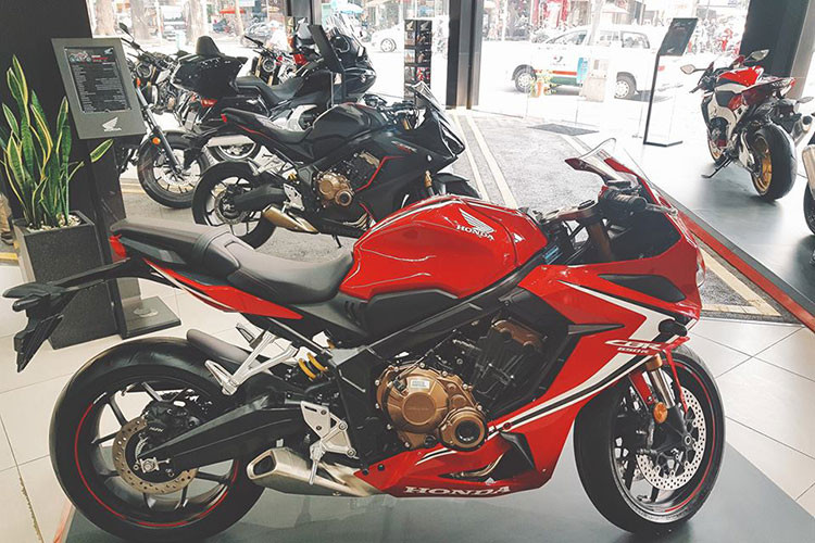 Bình xăng của xe dung tích 15,4 lít được đánh giá khá nhỏ khi di chuyển hành trình dài. Gắp sau thiết kế khá cơ bắp, mang lại cảm giác khoẻ khoắn cho xe. CBR650R sử dụng giảm xóc monoshock điều chỉnh 10 cấp độ. Bánh sau xe kích thước 180/55-17. Đĩa phanh đường kính 240 mm.