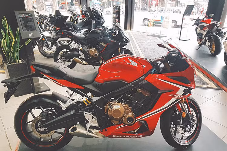 Bình xăng của xe dung tích 15,4 lít được đánh giá khá nhỏ khi di chuyển hành trình dài. Gắp sau thiết kế khá cơ bắp, mang lại cảm giác khoẻ khoắn cho xe. CBR650R sử dụng giảm xóc monoshock điều chỉnh 10 cấp độ. Bánh sau xe kích thước 180/55-17. Đĩa phanh đường kính 240 mm.