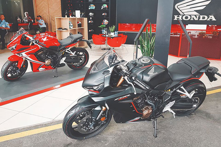 Ngoài ra, khung xe của Honda CBR650R 2019 được thiết kế dạng kim cương, tăng thêm độ ổn định cho xe. Chốt càng sau được làm bằng phương pháp dập CNC thay vì rèn, giúp giảm khối lượng khoảng 1,9 kg.