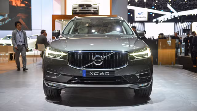 So với XC90, XC60 thế hệ mới có vẻ năng động hơn, không chỉ nhờ vào kích thước nhỏ mà còn bởi các cửa kính bên vát góc từ cột B trở về cuối đuôi cùng bộ mâm đúc với kích thước lớn. Cũng có đèn hậu chạy dọc hai bên thân theo phong cách truyền thống của Volvo nhưng XC60 còn kéo dài đèn LED đối cứng hai bên hốc biển số.
