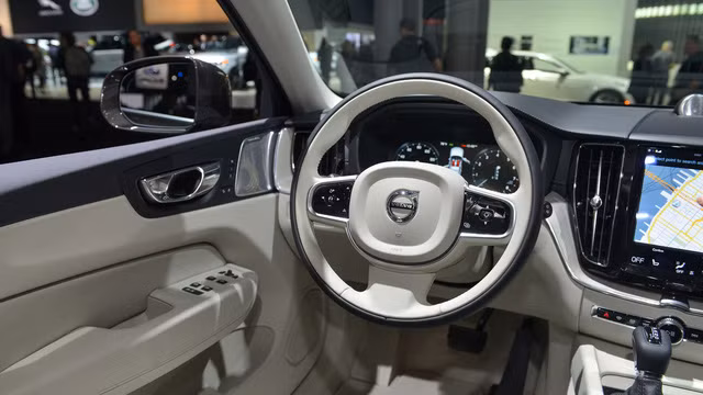 Giống như XC90, XC60 cũng có cabin mang đậm phong cách Bắc Âu với các chi tiết giản dị nhưng thanh nhã, các vật liệu nội thất cao cấp và chất lượng hoàn thiện tỉ mỉ. Nằm chính giữa bảng táp-lô của xe là một màn hình cảm ứng lớn tới 12 inch được đặt dọc, tích hợp đầy đủ các công nghệ hiện đại nhất: kết nối internet, Apple CarPlay, Android Auto, Bluetooth, hệ thống định vị...