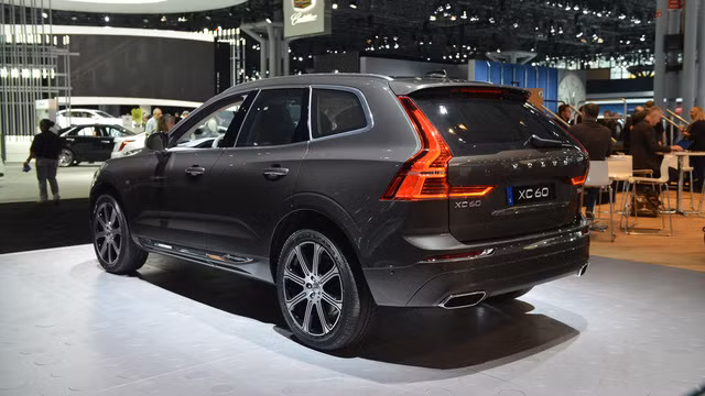 T5 là động cơ tiêu chuẩn của Volvo XC60 2018. Đây là động cơ xăng 4 xy-lanh, tăng áp, dung tích 2.0 lít với công suất tối đa 250 mã lực và mô-men xoắn cực đại 350 Nm. Trong khi đó, T6 là phiên bản vừa tăng áp vừa siêu nạp của T5 kể trên. T6 sở hữu công suất tối đa 316 mã lực và mô-men xoắn cực đại 400 Nm.
