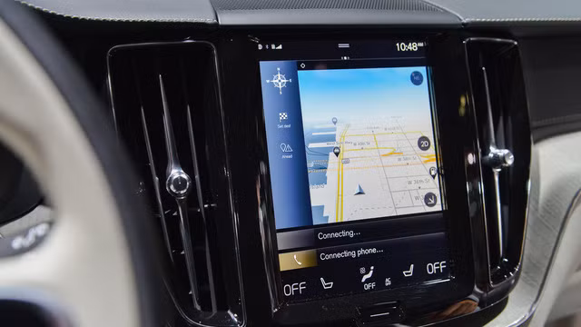 Tại thị trường Mỹ, Volvo XC60 2018 mới sẽ được chia thành 3 bản trang bị là Momentum, Inscription và R-Design. Dù ở bản trang bị nào thì Volvo XC60 2018 cũng có sẵn 3 tùy chọn động cơ là T6, T6 và T8. Cả 3 động cơ này đều kết hợp với hộp số tự động 8 cấp và hệ dẫn động 4 bánh toàn thời gian tiêu chuẩn.