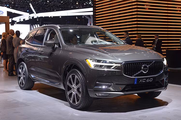 Sau khi trình làng chính thức trong triển lãm Geneva 2017 vừa qua, mẫu crossover cao cấp Volvo XC60 2018 mới đã được công bố giá bán tại thị trường Mỹ. Theo đó, Volvo XC60 2018 sẽ có giá dao động từ 42.495 - 57.695 USD (965 triệu đến 1,31 tỷ đồng. Nếu được bổ sung đầy đủ các trang bị tùy chọn, Volvo XC60 2018 sẽ có giá lên đến 69.490 USD (tương đương 1,57 tỷ đồng). 